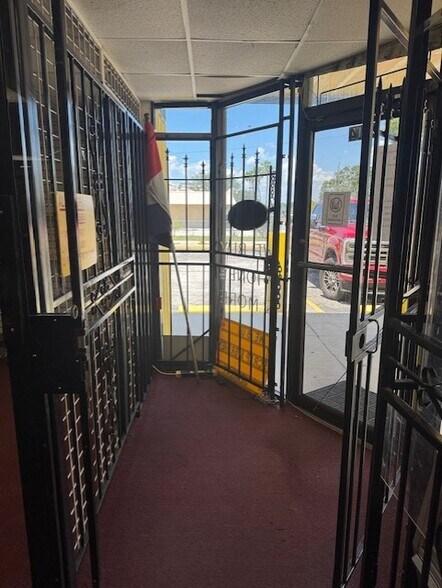 More Photos Of 214 Domaris Ave, Lake Wales General Retail For Lease
