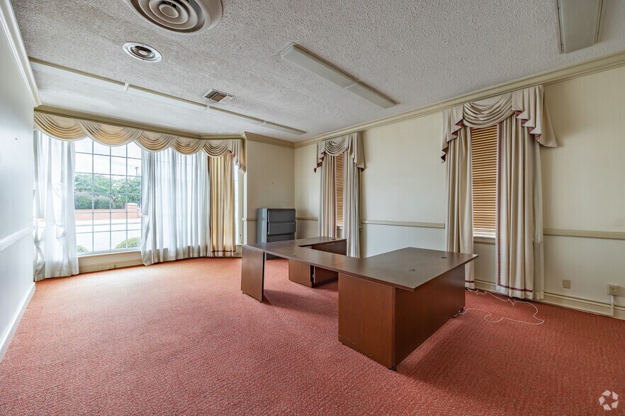 More Photos Of 128 S Washington St, Albany Freestanding For Lease