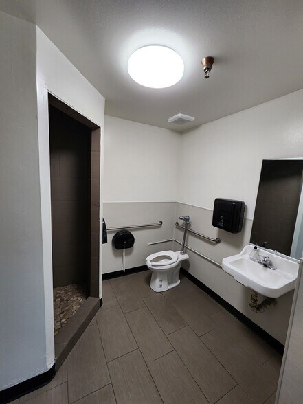 More Photos Of 4833 Lanier Rd, Chino Warehouse For Lease