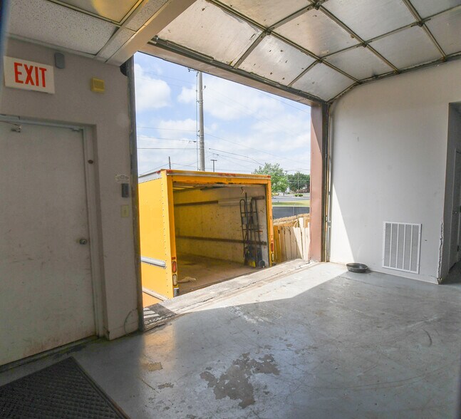 More Photos Of 2610 SW 6th St, Huntsville Warehouse For Lease