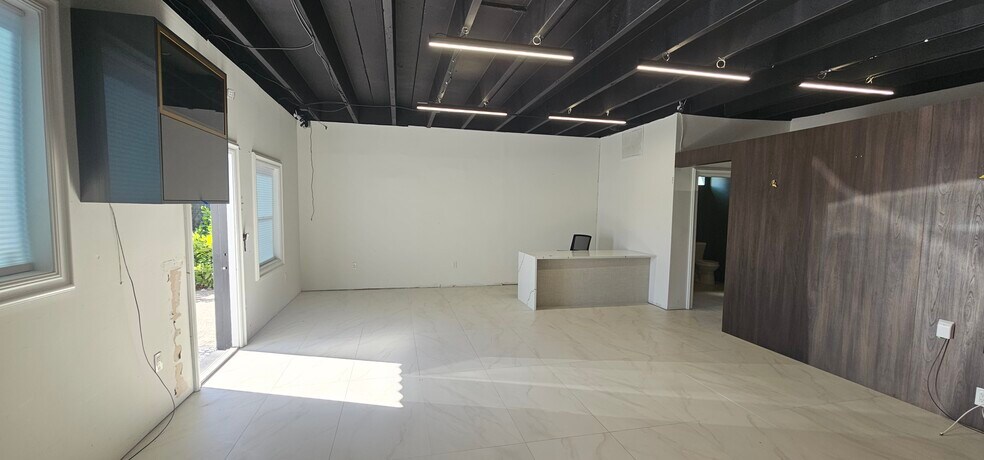 More Photos Of 211 SE 9th Ave, Boynton Beach Light Manufacturing For Lease