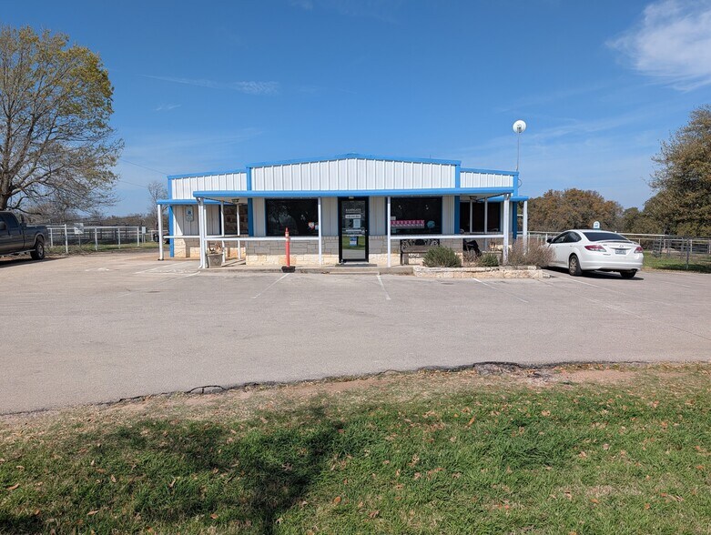 More Photos Of 843 Sundown Dr, Woodway Industrial For Lease
