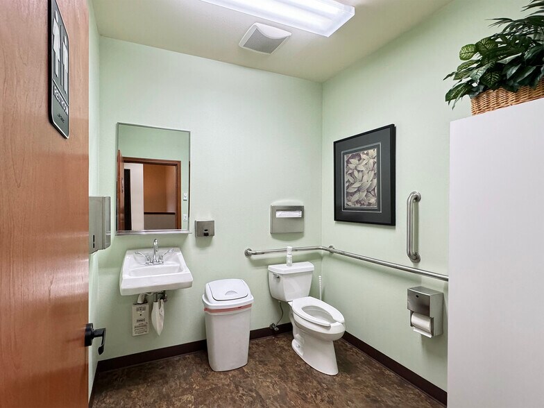 More Photos Of 534 N 5th Ave, Sequim Medical For Lease