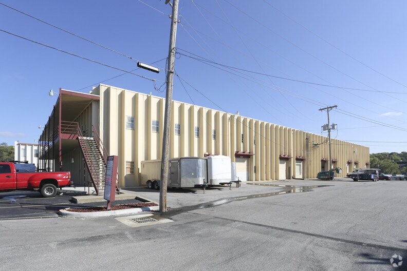 Primary Photo Of 3051-3121 Merriam Ln, Kansas City Light Manufacturing For Lease