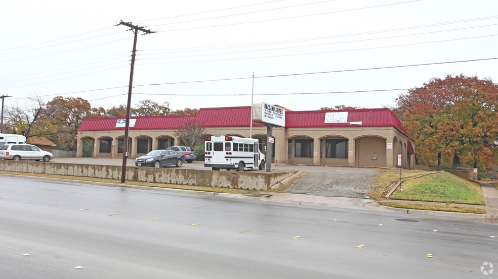 More Photos Of 2521 Oakland Blvd, Fort Worth Office For Sale
