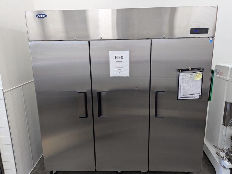 More Photos Of 13123 State Line Rd, Kansas City General Retail For Lease