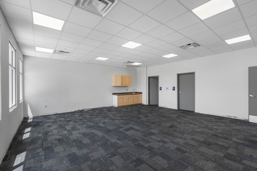 More Photos Of 13901 Sheldon Rd, Tampa Schools For Lease