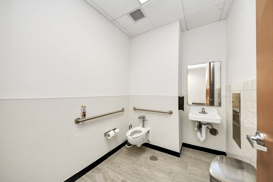 More Photos Of 7012 Barker Cypress Rd, Cypress Office For Sale