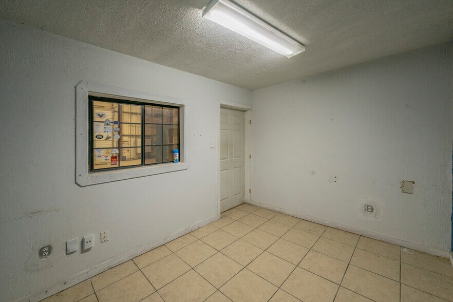 More Photos Of 2833 Roosevelt Ave, San Antonio Warehouse For Sale