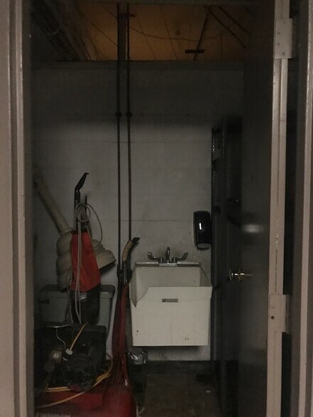 More Photos Of 2492 Youngstown Rd SE, Warren Carwash For Lease