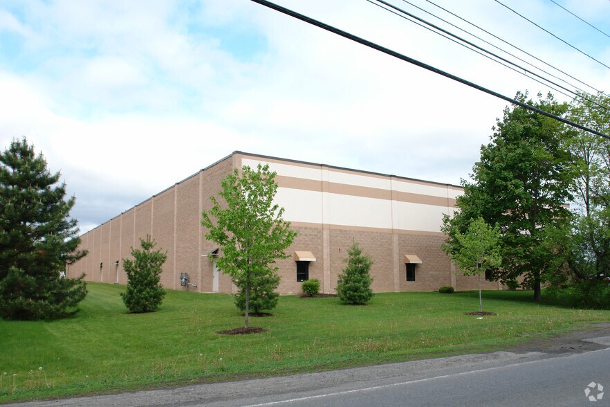 More Photos Of 326 Old Niskayuna Rd, Latham Warehouse For Lease