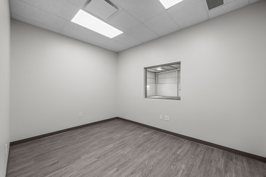 More Photos Of 5007 S Westshore Blvd, Tampa Warehouse For Lease