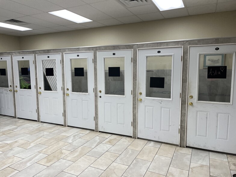 More Photos Of 1343 Lane Ave S, Jacksonville Veterinarian Kennel For Sale