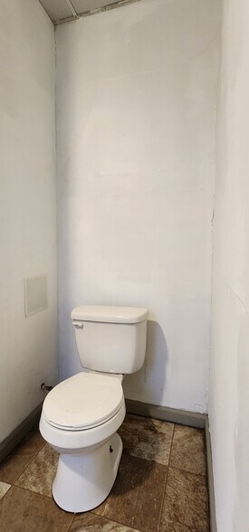 More Photos Of 104 E Main St, Washington Flex For Sale