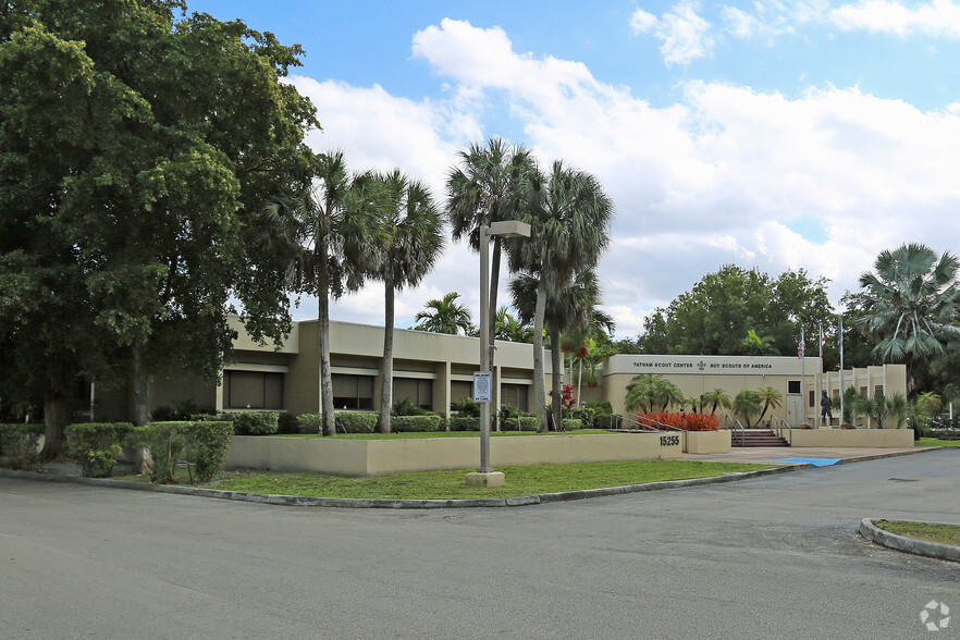 Primary Photo Of 15255 NW 82nd Ave, Hialeah General Retail For Lease