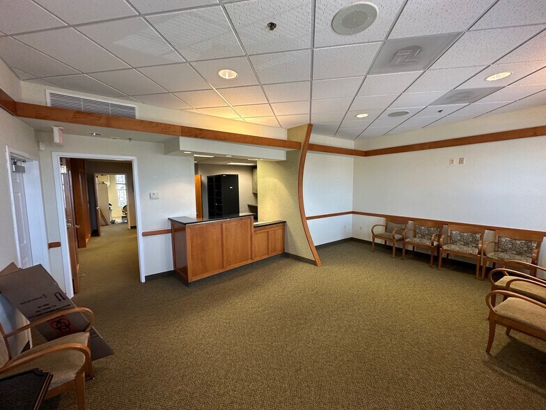 More Photos Of 6134-6138 Redwood Square Ctr, Centreville Medical For Sale