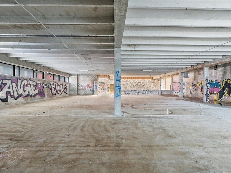 More Photos Of 301 NW 36th St, Miami General Retail For Sale