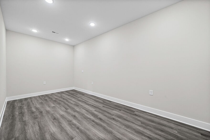 More Photos Of 1404 Dover Rd, Clarksville Office For Lease