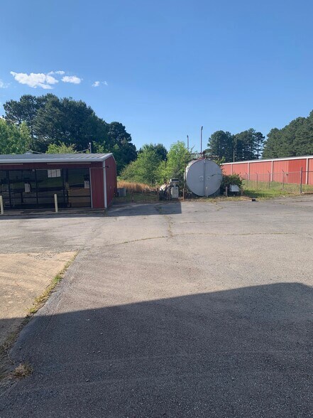 More Photos Of 16508 Hwy 65 S, Damascus Service Station For Sale