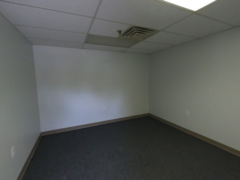 More Photos Of 845 Harrisburg Pike, Columbus Warehouse For Lease