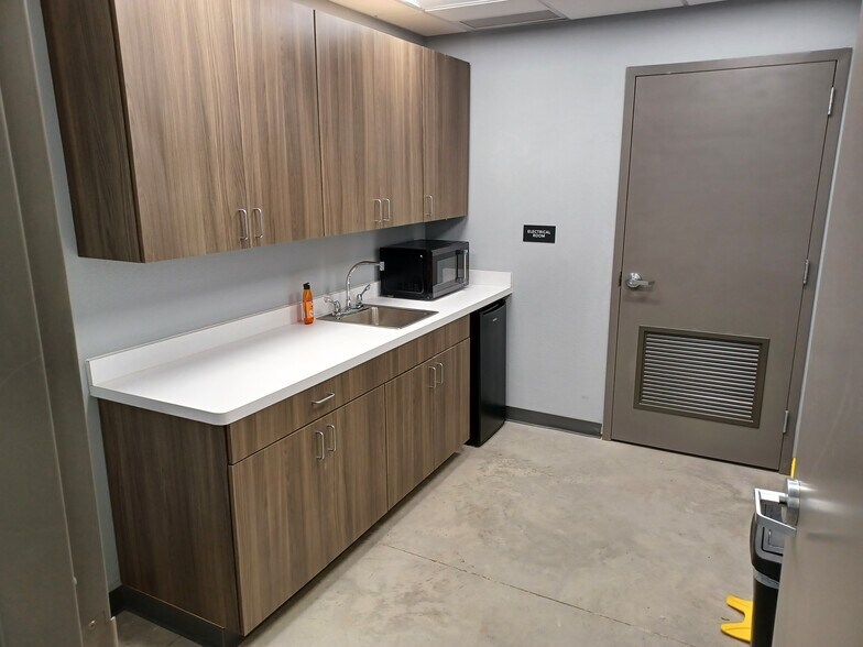 More Photos Of 1419 Commercial Ave, San Antonio Self Storage For Lease