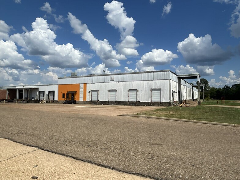More Photos Of 750 Boling St, Jackson Light Distribution For Lease