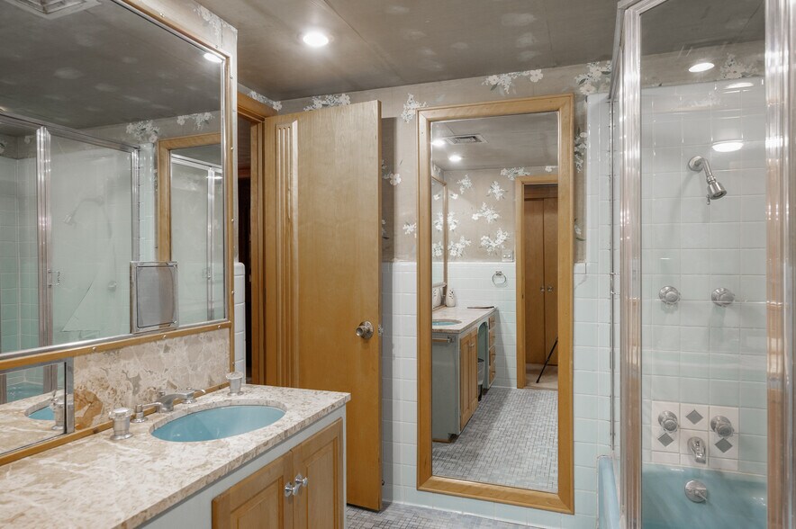 More Photos Of 531 W Main St, Denison Office For Sale