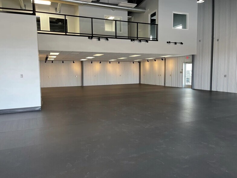 More Photos Of 15102 Interstate 45, Conroe Showroom For Sale