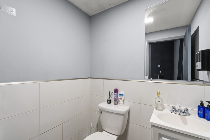 More Photos Of 2052 NW Miami Ct, Miami Flex For Lease