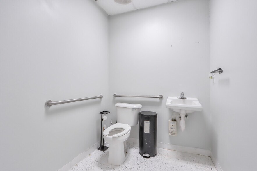 More Photos Of 5725 State Bridge Rd, Johns Creek Freestanding For Lease