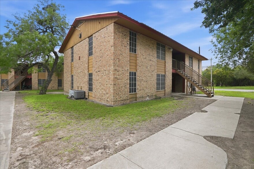 More Photos Of 600 E Crockett St, Beeville Apartments For Sale