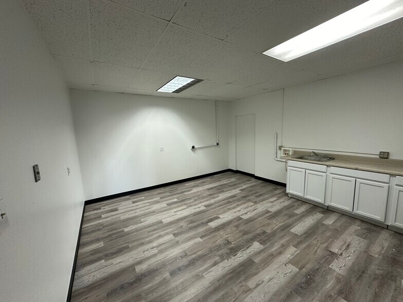 More Photos Of 2101 S Platte River Dr, Denver Warehouse For Lease