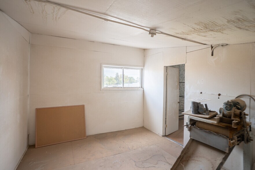 More Photos Of 319 Main St N, Kimberly Warehouse For Sale