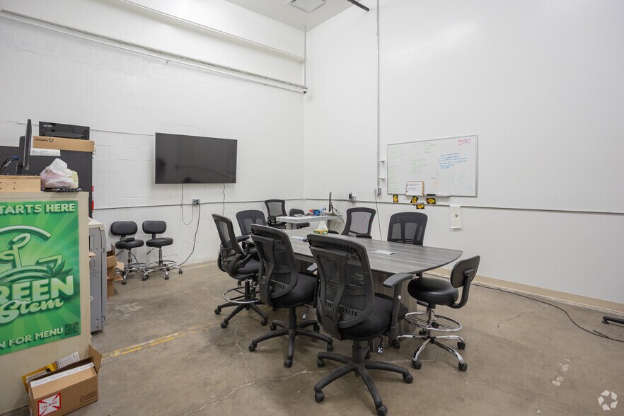 More Photos Of 901 Wayne St, Niles Warehouse For Lease