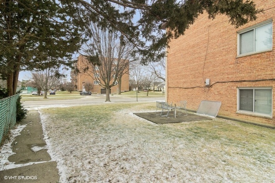 More Photos Of 8003 W Foster Ln, Niles Apartments For Sale