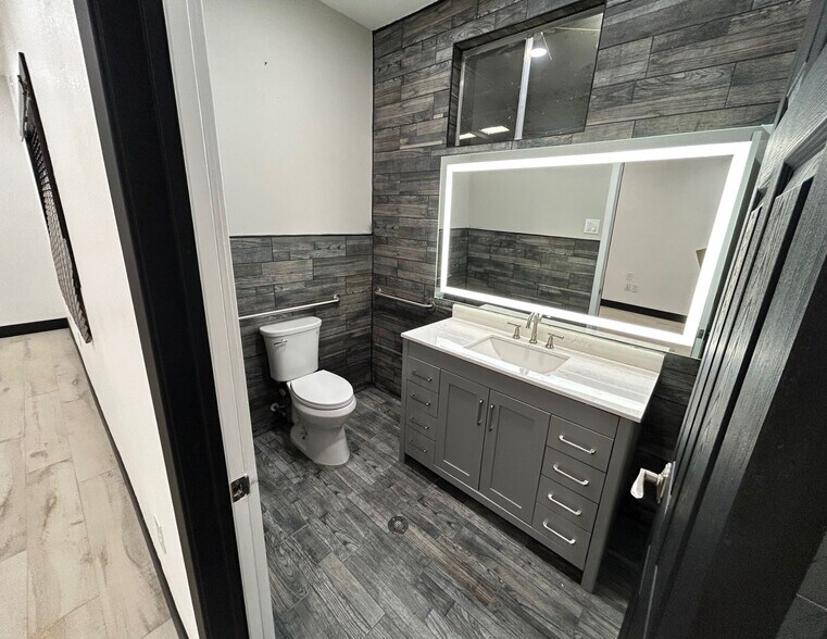 More Photos Of 3003 Bingle Rd, Houston Warehouse For Sale