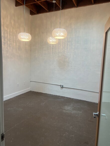 More Photos Of 5569 W Washington Blvd, Los Angeles Light Distribution For Lease