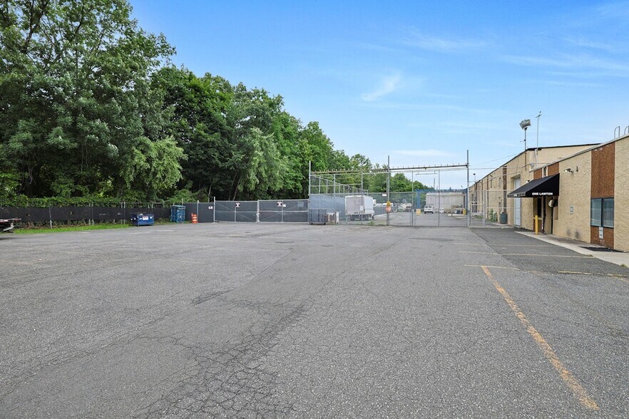More Photos Of 1 Lawton St, Yonkers Manufacturing For Sale