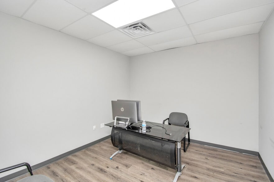 More Photos Of 9001 Jensen Dr, Houston Warehouse For Lease