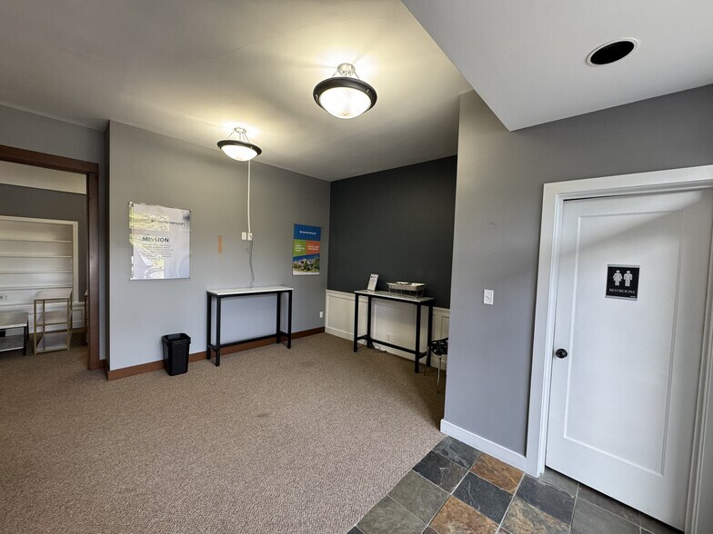 More Photos Of 422 N 4th St, Mount Vernon Office For Lease