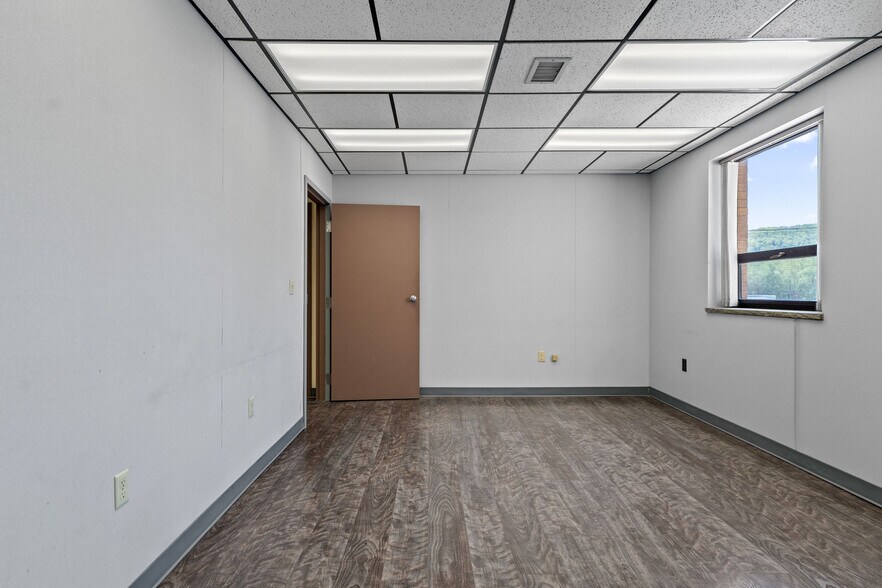 More Photos Of 63 Barlow Rd, Binghamton Distribution For Lease