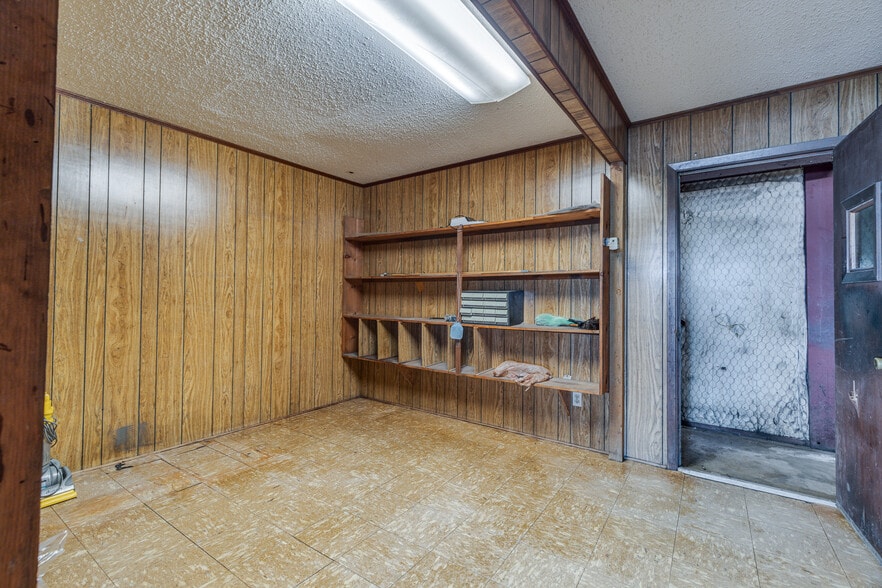 More Photos Of 1137 US-80 Hwy, Monroe Distribution For Sale