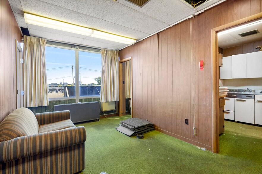 More Photos Of 30-32 N Russell Rd, Albany Office For Sale