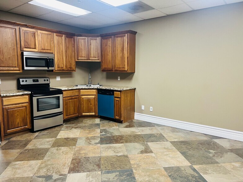 More Photos Of 390 N Ponderosa Ave, Ontario Warehouse For Sale