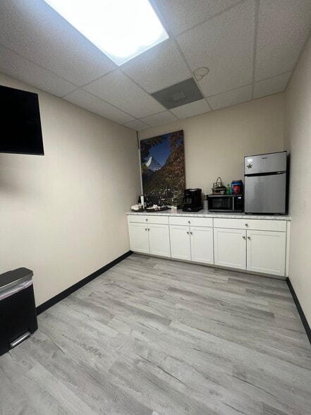 More Photos Of 161 Prosperity Dr, Winchester Showroom For Lease