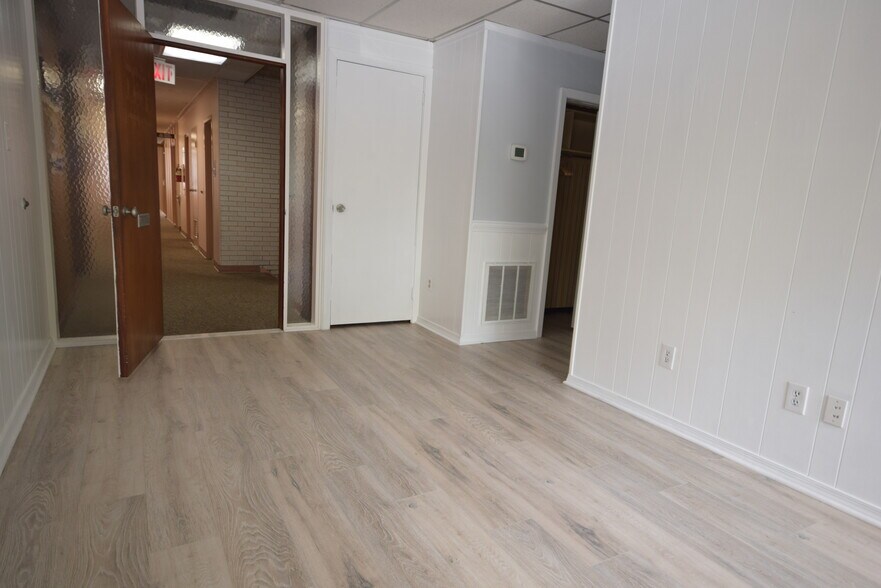 More Photos Of 417 W Broad St, Falls Church Office For Lease