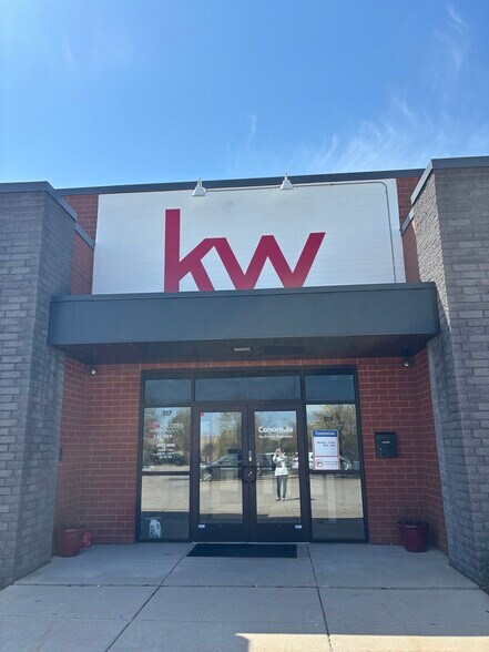 More Photos Of 517 N Westhill Blvd, Appleton Freestanding For Lease