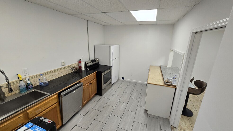 More Photos Of 748 NE Lawrence St, Marietta Office For Sale