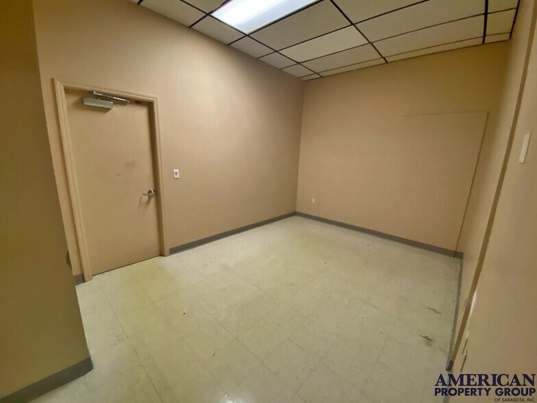 More Photos Of 6111-6121 Clark Center Ave, Sarasota Showroom For Lease