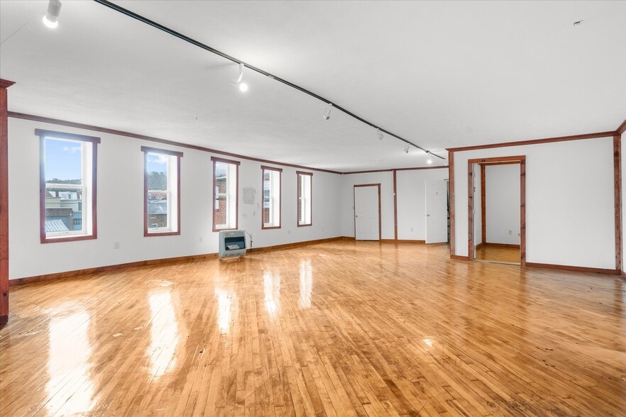More Photos Of 102 S Richmond St, Fleetwood Warehouse For Sale